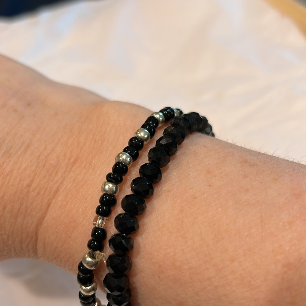 🌸4 various black bracelets 1sparkly 1 with silver 2 blue and black